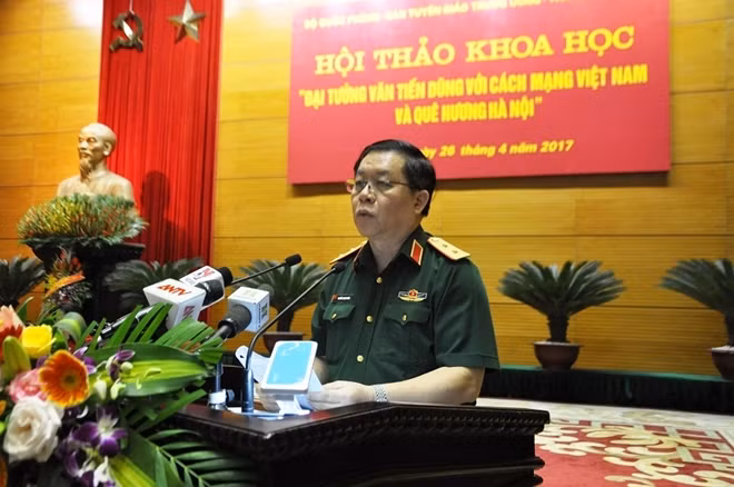 Trung tướng Nguyễn Trọng Nghĩa, Ủy viên Trung ương Đảng, Phó Chủ nhiệm Tổng cục Chính trị QĐNDVN phát biểu đề dẫn