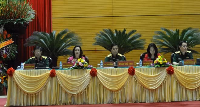 Các thành viên trong đoàn chủ tịch chủ trì hội thảo