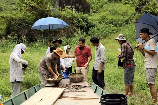 Đoàn làm phim "Cha cõng con" trong một cảnh quay tại Hà Giang