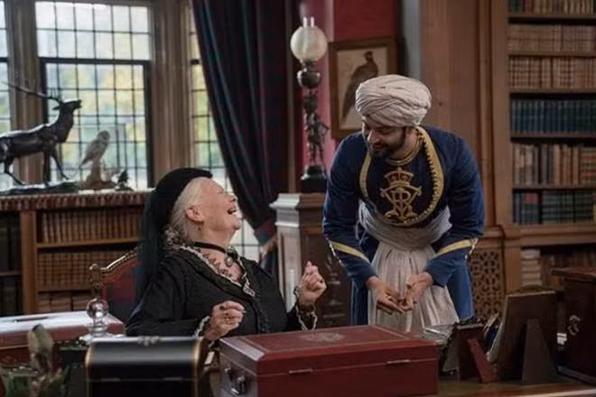 Judi Dench mang đến hình ảnh một Nữ hoàng uy quyền nhưng đơn độc trong "Victoria & Abdul"