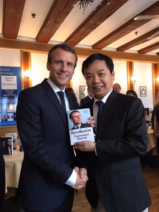 Tổng thống Pháp Emmanuel Macron trao sách cho ông Nguyễn Văn Phước