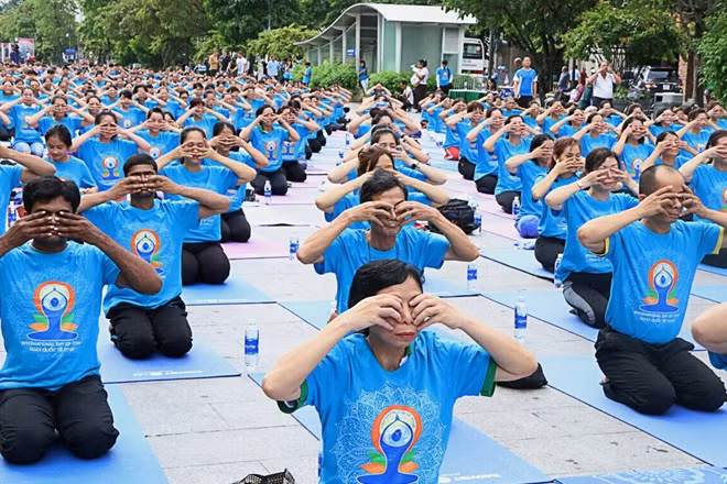 Thực hiện đồng diễn yoga trên phố đi bộ Nguyễn Huệ