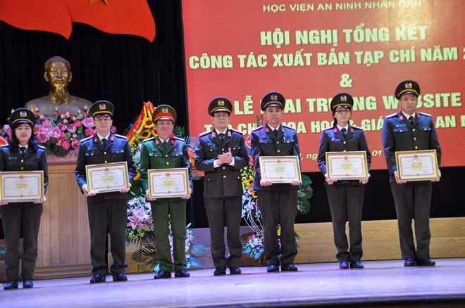 Trao giấy khen của Học viện An ninh nhân dân cho các cá nhân có nhiều đóng góp cho tạp chí