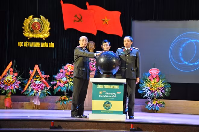 Trung tướng Nguyễn Văn Ngọc, Giám đốc học viện An ninh nhân dân và ban biên tập tạp chí nhấn nút khởi động website