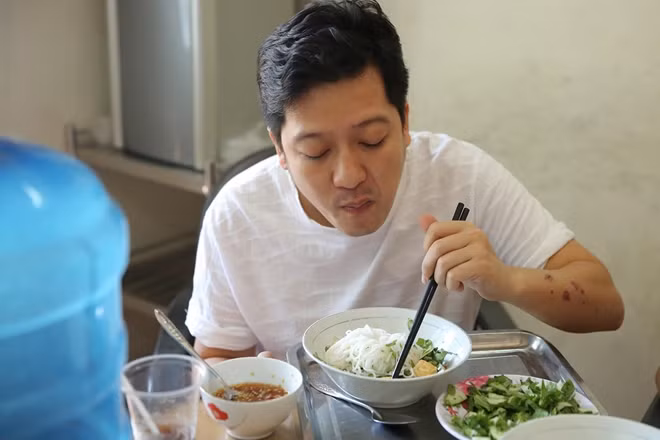 Nhân vật chính - Trường Giang có vẻ cẩn thận hơn với bát, đĩa chỉn chu