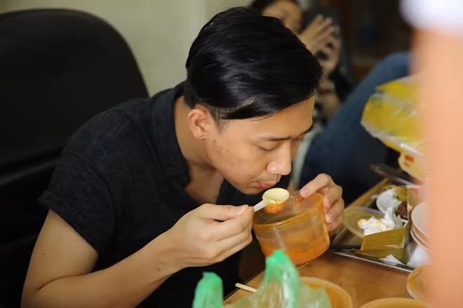 Trấn Thành "án ngữ" trong góc nhỏ với phần ăn tương tự