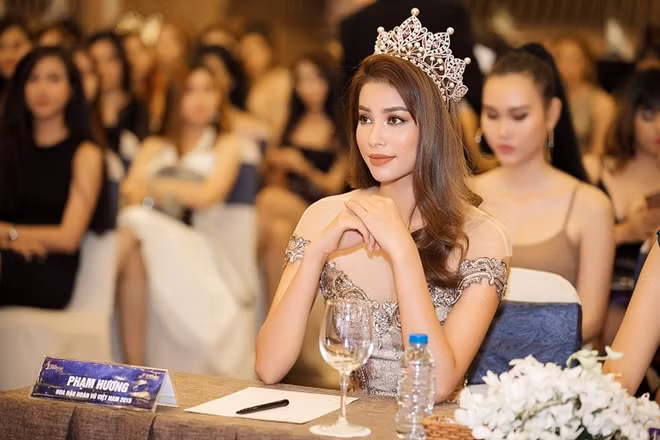 Đương kim Hoa hậu hoàn vũ Việt Nam - Phạm Hương trong một hoạt động đồng hành của cuộc thi năm 2017