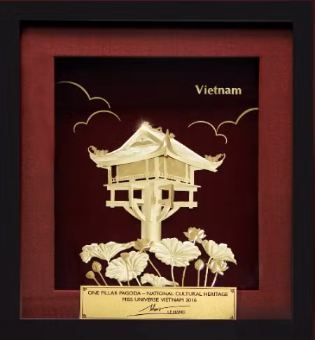 Bức tranh bằng vàng ròng được người đẹp mang đến cuộc thi