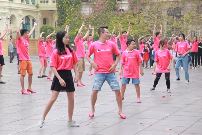 Hoàng Bách nhảy flashmob trên giày cao gót
