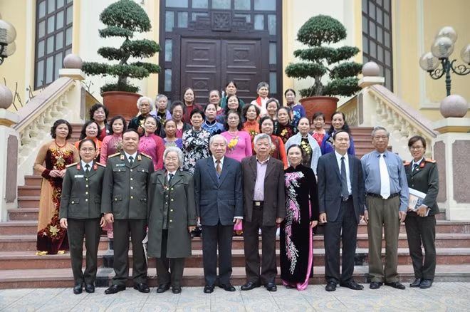 Thiếu tướng Trần Văn Ba, Phó chủ nhiệm Ủy ban kiểm tra Đảng ủy Công an trung ương chúc mừng và chụp hình cùng một số thành viên BLL