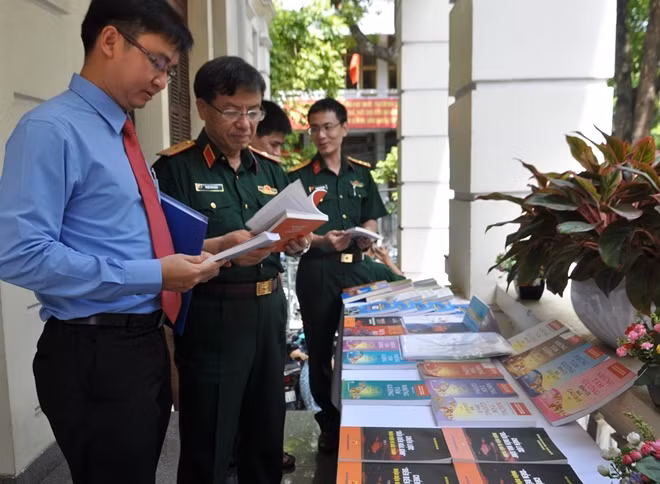 Sách "Những tấm gương bình dị mà cao quý" sẽ được trang bị cho tủ sách của các đơn vị trong quân đội
