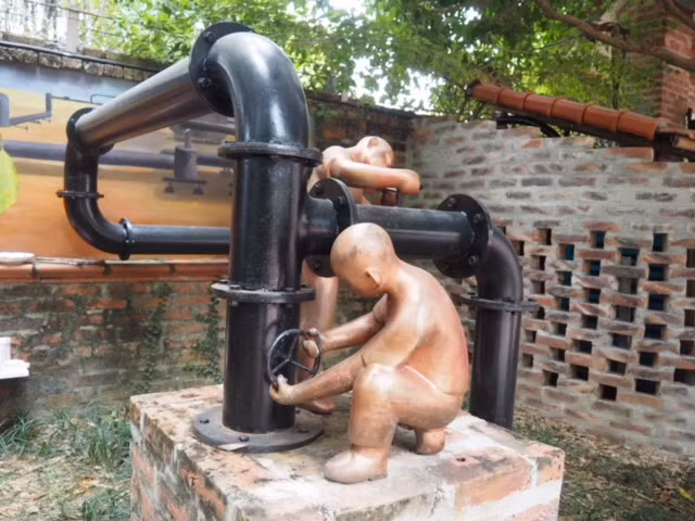 Một trong số tác phẩm trong không gian nghệ thuật được NSND Vương Duy Biên dày công gây dựng Một trong số tác phẩm trong không gian nghệ thuật được NSND Vương Duy Biên dày công gây dựng