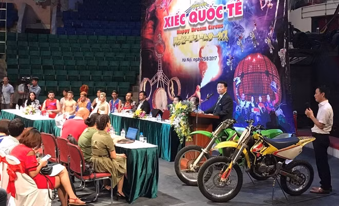 Ban tổ chức và chiếc xe chuẩn bị cho tiết mục Moto bay trong lồng sắt sắp tới
