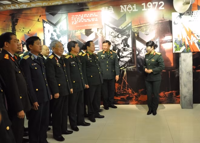 Các đại biểu tham quan triển lãm
