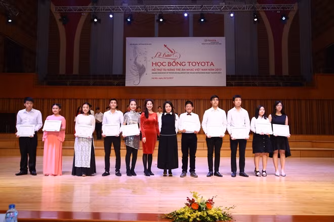 Bôm và một số tài năng trẻ nhận học bổng Toyota 2017