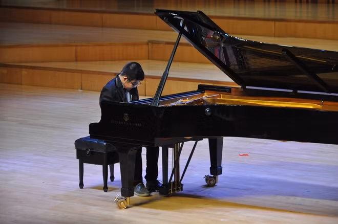 Nguyễn Anh Tuấn (Bôm)biểu diễn Piano trước sự thán phục của đông đảo khán giả tại Hà Nội ngày 26-12