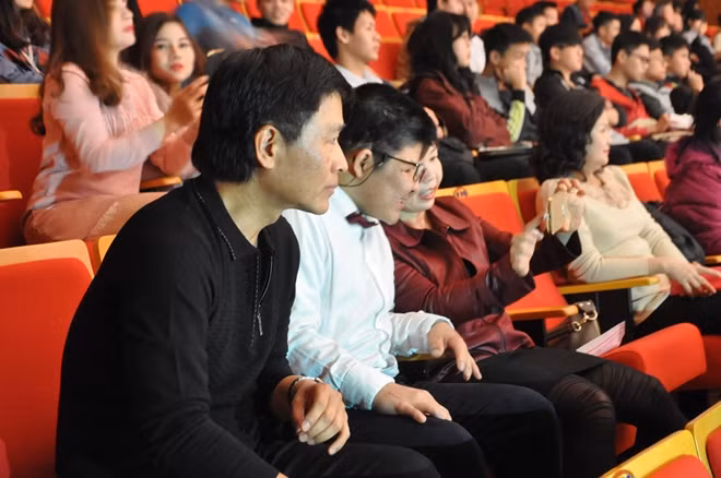 Nghệ sĩ Quốc Tuấn và con trai tại lễ trao học bổng