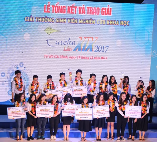Trao giải Nhất cho các sinh viên đạt giải