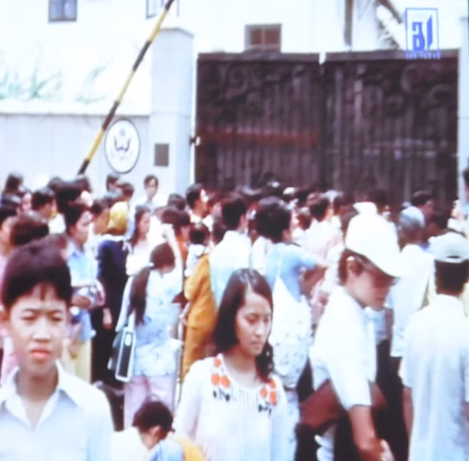 Dòng người bất lực vì bị đồng minh bỏ lại