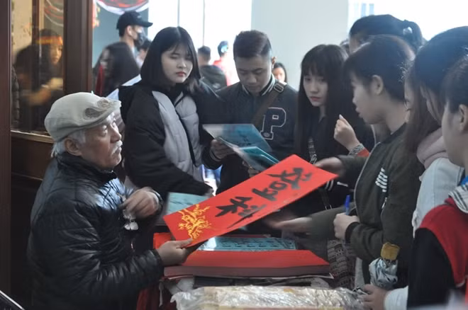 Tặng chữ thư pháp, hoạt động bên lề thú vị của ngày hội
