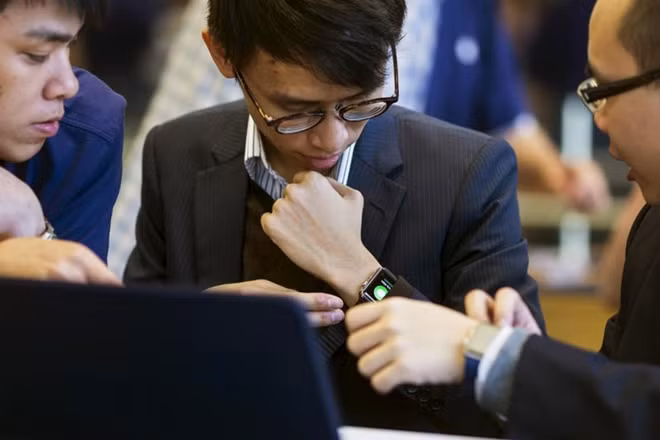 _... và tại HongKong (Trung Quốc). Ngày 10/4/2015 trở thành ngày hội lớn của các tín đồ Apple.