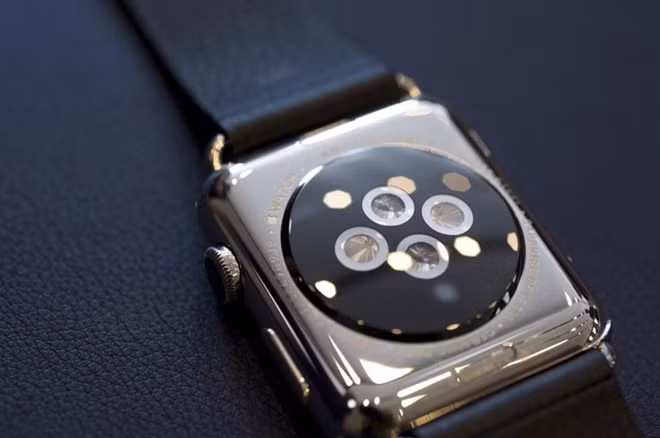 Mặt sau của một chiếc đồng hồ Apple Watch chụp tại Apple Store ở Berlin ngày 10/4/2015.
