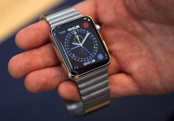 Một chiếc Apple Watch trên tay khách hàng tại Berlin (Đức) ngày 10/4/2015. Nhiều nước châu Âu cũng tỏ ra đặc biệt hứng thú với sản phẩm mới nhất của Apple.
