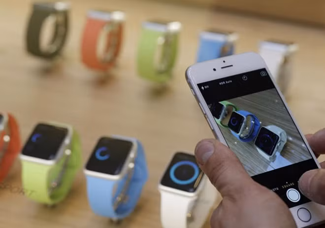 Điện thoại thông minh Apple chụp ảnh đồng hồ thông minh Apple. Với nhiều tín đồ của "táo khuyết" sở hữu các sản phẩm mới của Apple luôn luôn là khao khát cháy bỏng.