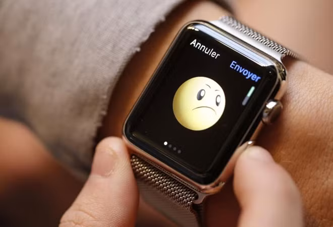 Một khách hàng đeo thử Apple Watch tại Paris ngày 10/4/2015. Các website của Apple tại Mỹ cho biết các mẫu đồng hồ có phần dây màu đen và máy xám là hai trong số những mẫu được cháy hàng ngay sau khi vừa mở đặt trước.