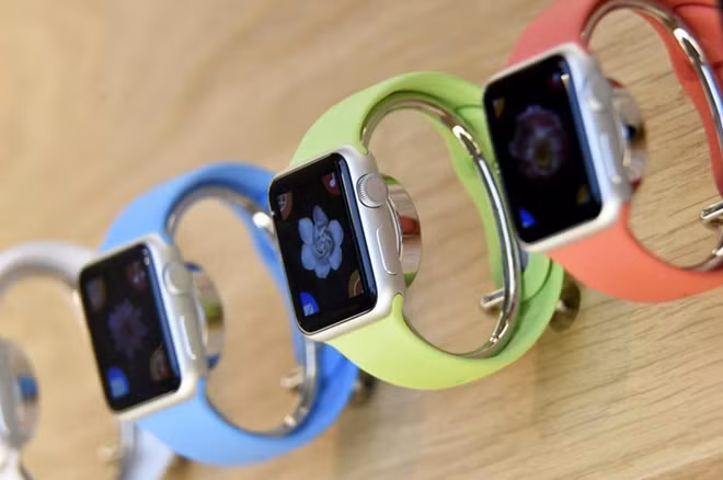 Những chiếc Apple Watch tại gian trưng bày của Apple Store, Convent Garden London ngày 10/4/2015. Đa dạng nhiều màu sắc, đồng hồ thông minh của "táo khuyết" sẽ thu hút rất nhiều khách hàng.