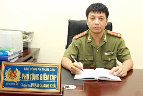 Thượng tá, nhà thơ, nhà báo Phạm Khải. Thượng tá, nhà thơ, nhà báo Phạm Khải.