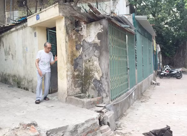 “Mẩu” đất của bà Nguyễn Thị Mỹ Linh (X) được yêu cầu hợp thửa với hộ ông Bồ Xuân Huy. Ảnh: Hà Hương.