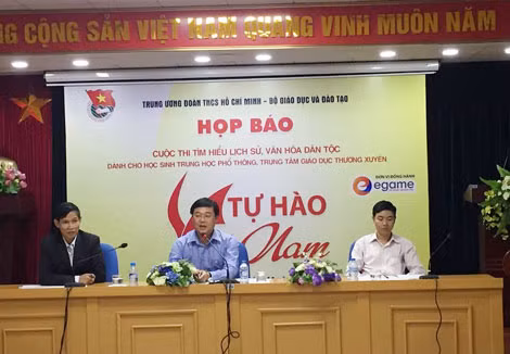 Đồng chí Lê Quốc Phong, Bí thư Trung Đoàn TNCS Hồ Chí Minh, Chủ tịch Hội Sinh viên Việt Nam chủ trì cuộc họp báo.