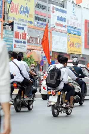 Không những vi phạm điều khiển xe máy, các em còn đèo ba phóng nhanh, lạng lách.
