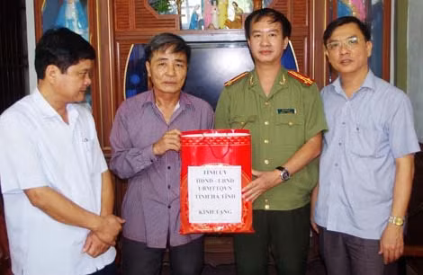 Đại tá Lê Văn Sao tặng quà các thương, bệnh binh.