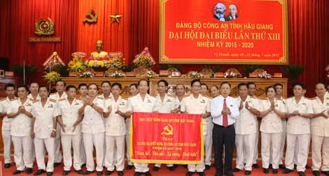 Đồng chí Trần Công Chánh tặng bức trướng cho Ban chấp hành Đảng bộ Công an tỉnh khóa XIII, nhiệm kỳ 2015-2020.