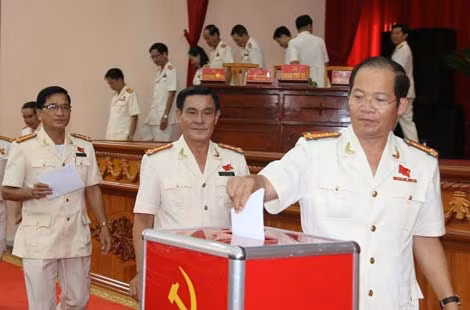 Các đại biểu bỏ phiếu bầu Ban chấp hành Đảng bộ Công an tỉnh khóa XIII, nhiệm kỳ 2015-2020.