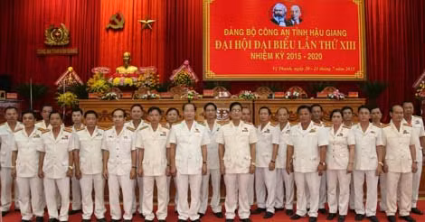 Các đại biểu bỏ phiếu bầu Ban chấp hành Đảng bộ Công an tỉnh khóa XIII, nhiệm kỳ 2015-2020.