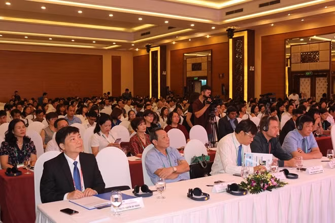 Hơn 1.000 đại biểu là các nhà lãnh đạo, nhà khoa học về bệnh truyền nhiễm tham dự hội nghị.