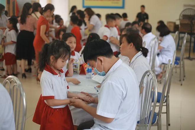 Các bác sĩ đang khám cho học sinh Trường tiểu học Hạ Đình