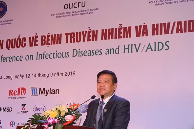 GS.TS Nguyễn Văn Kính, Giám đốc Bệnh viện Bệnh Nhiệt đới Trung ương phát biểu tại Hội nghị