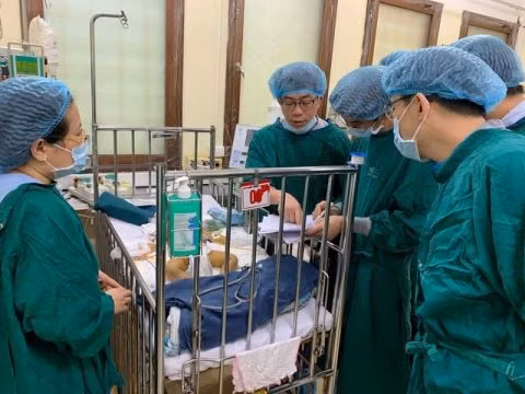 Cháu bé được chăm sóc và theo dõi đặc biệt sau ghép gan Cháu bé được chăm sóc và theo dõi đặc biệt sau ghép gan