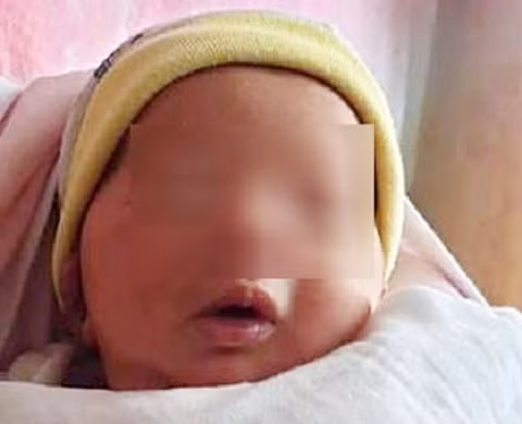 Bé gái bị mẹ bỏ rơi.