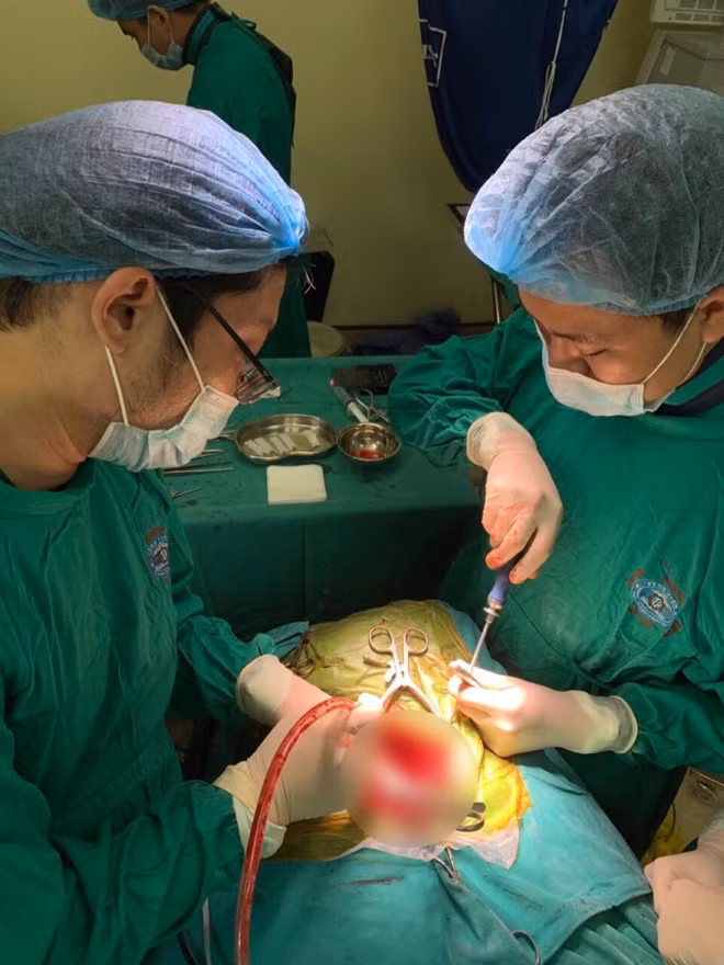 Các bác sĩ phẫu thuật cho bé