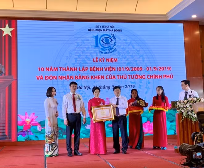Kỷ niệm 10 năm thành lập, Bệnh viện đón nhận Bằng khen của Thủ tướng Chính phủ