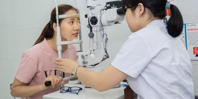 Bác sĩ của Bệnh viện Mắt Hà Đông đang khám cho bệnh nhân
