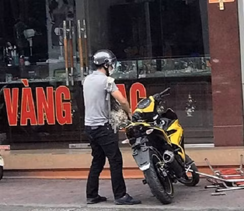 Hình ảnh tên cướp ôm ba lô tiền trước khi bị xe bán tải tông (ảnh cắt từ clip của người dân)