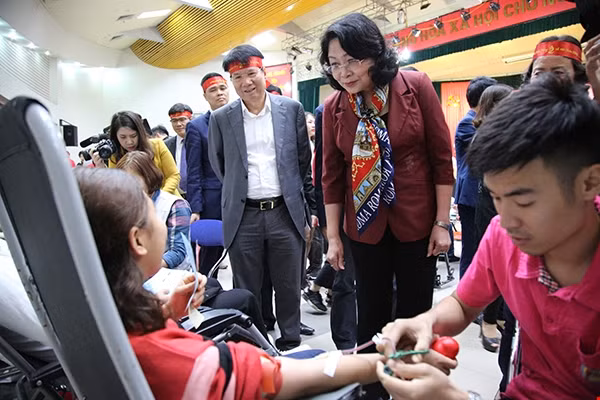 Phó Chủ tịch nước thăm hỏi, động viện người hiến máu
