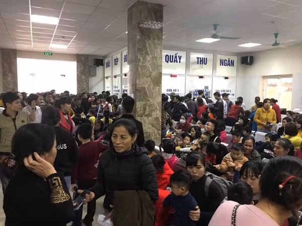 Phụ huynh đưa con em đến khám và xét nghiệm sán tại Viện Sốt rét, Ký sinh trùng và Côn trùng Trung ương