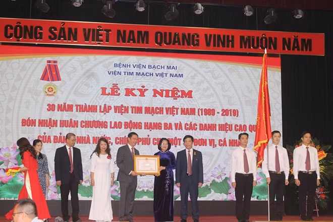 Phó Chủ tịch nước Đặng Thị Ngọc Thịnh trao Huân chương Lao động hạng Ba cho Viện Tim mạch Việt Nam